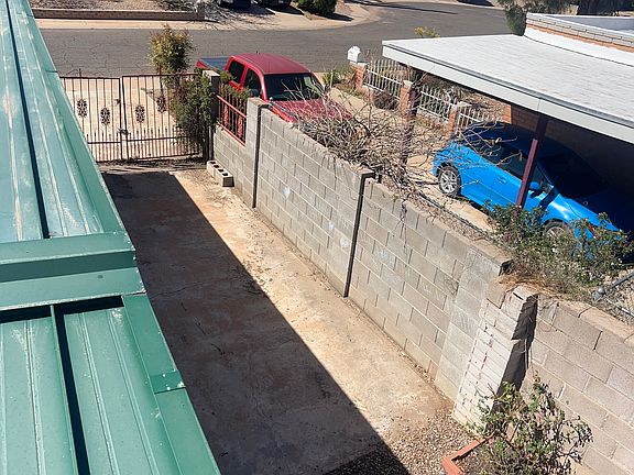 Eastside gate / recreational boat / trailer parking