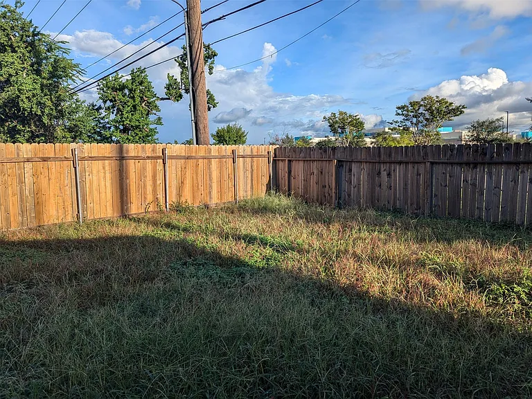 2402 Raintree Village Dr — Photo 8