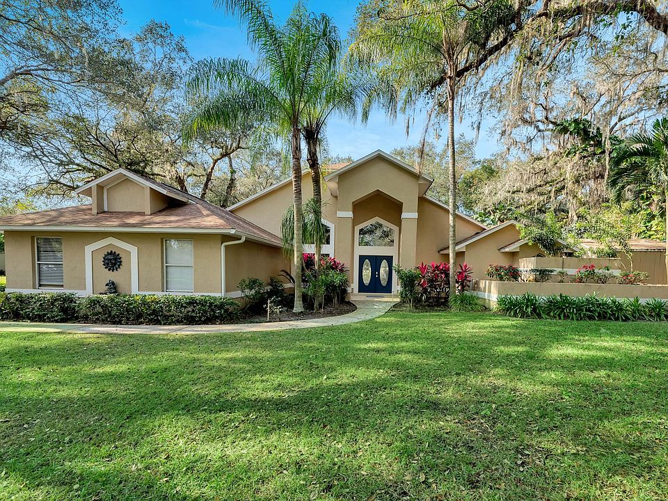 Large Front Yard with plenty of shade.