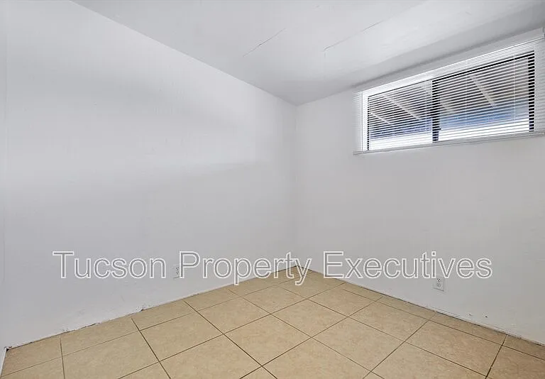 1638 N Beverly Ave — Photo 13