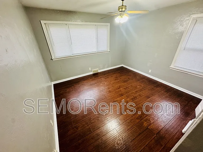 301 S Spring St — Photo 7