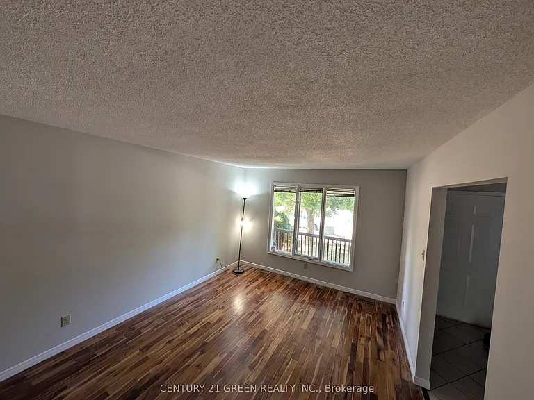 61 Ashley Cres — Photo 5