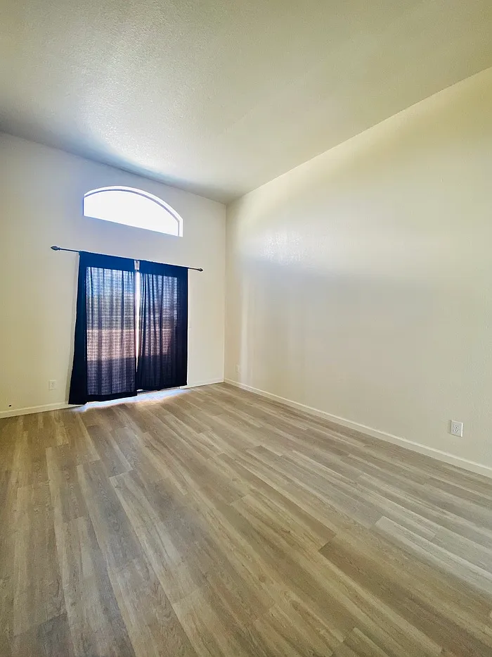 2 bed, 1.0 bath, 775 sqft, $1,300 — Photo 3