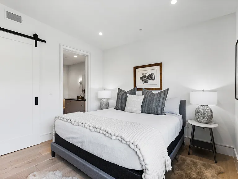 Guest Bedroom (King) with ensuite bath