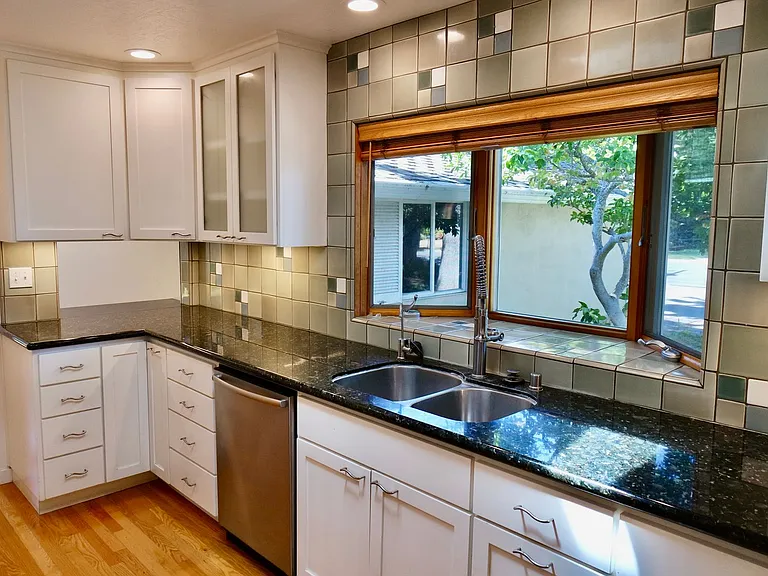 37 N Avalon Dr — Photo 2