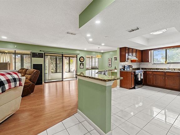 5th image of 520 Silver Crse APT B