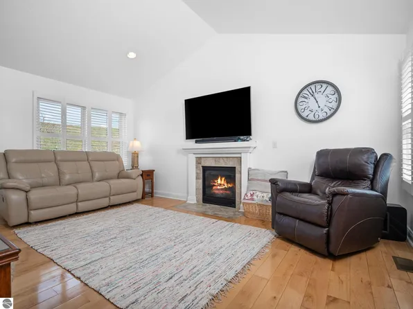 7031 Applewood Dr, Charlevoix, MI 49720