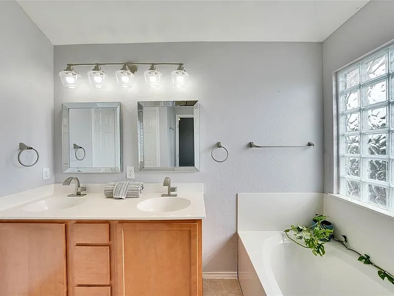11129 Persimmon Gap Dr — Photo 22