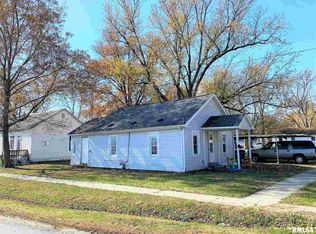 401 W 5th St, Flora, IL 62839