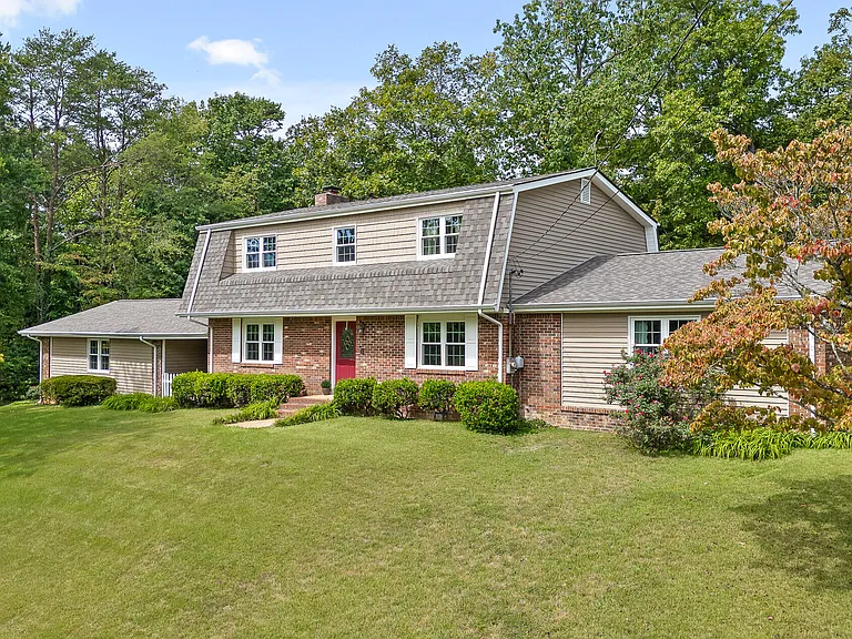 8693 Arbutus Dr — Photo 2