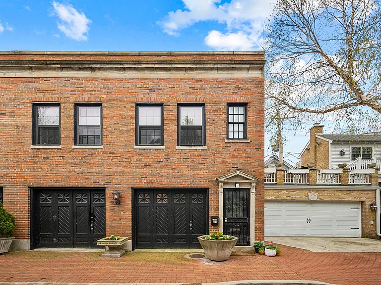 221 W Willow St — Photo 15