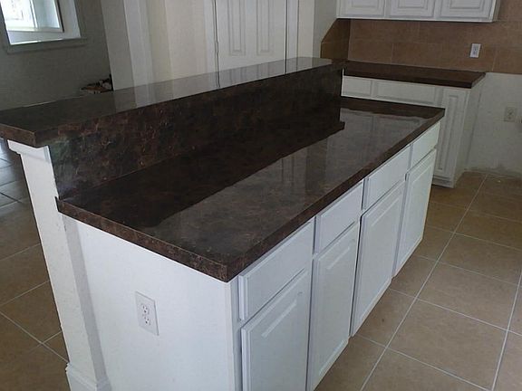 ISLAND WITH CABINETS AND BREAKFAST BAR