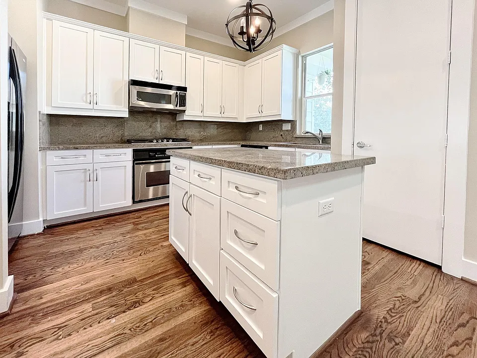5220 Lillian St