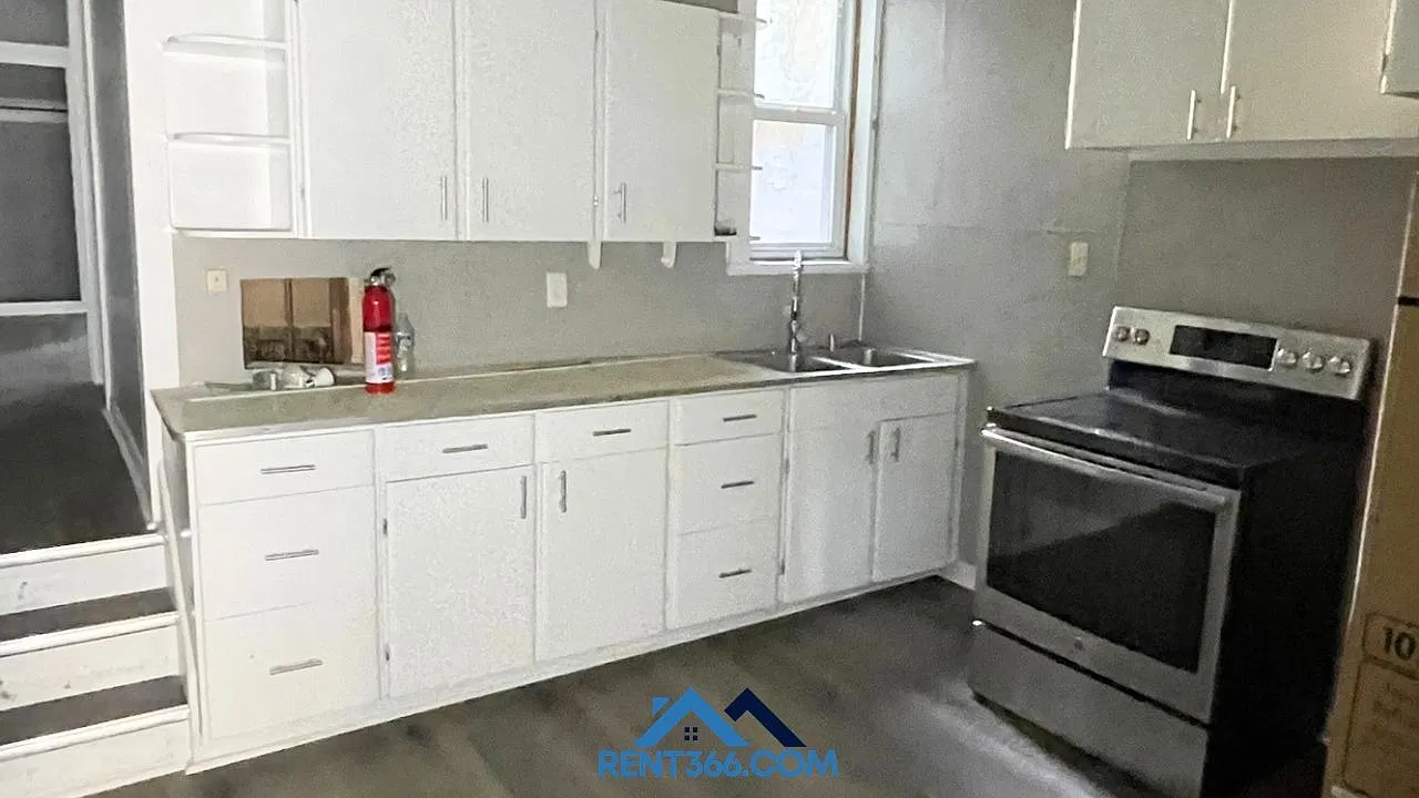 929 Center St — Photo 2