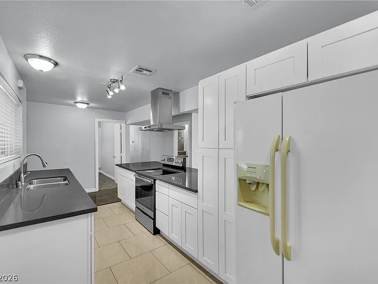 2221 Santa Clara Dr — Photo 11