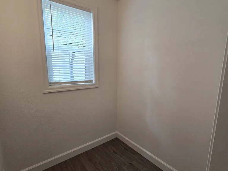 441 NE Winchester St — Photo 11
