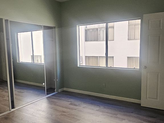 4th image of 125.5 N Doheny Dr #204