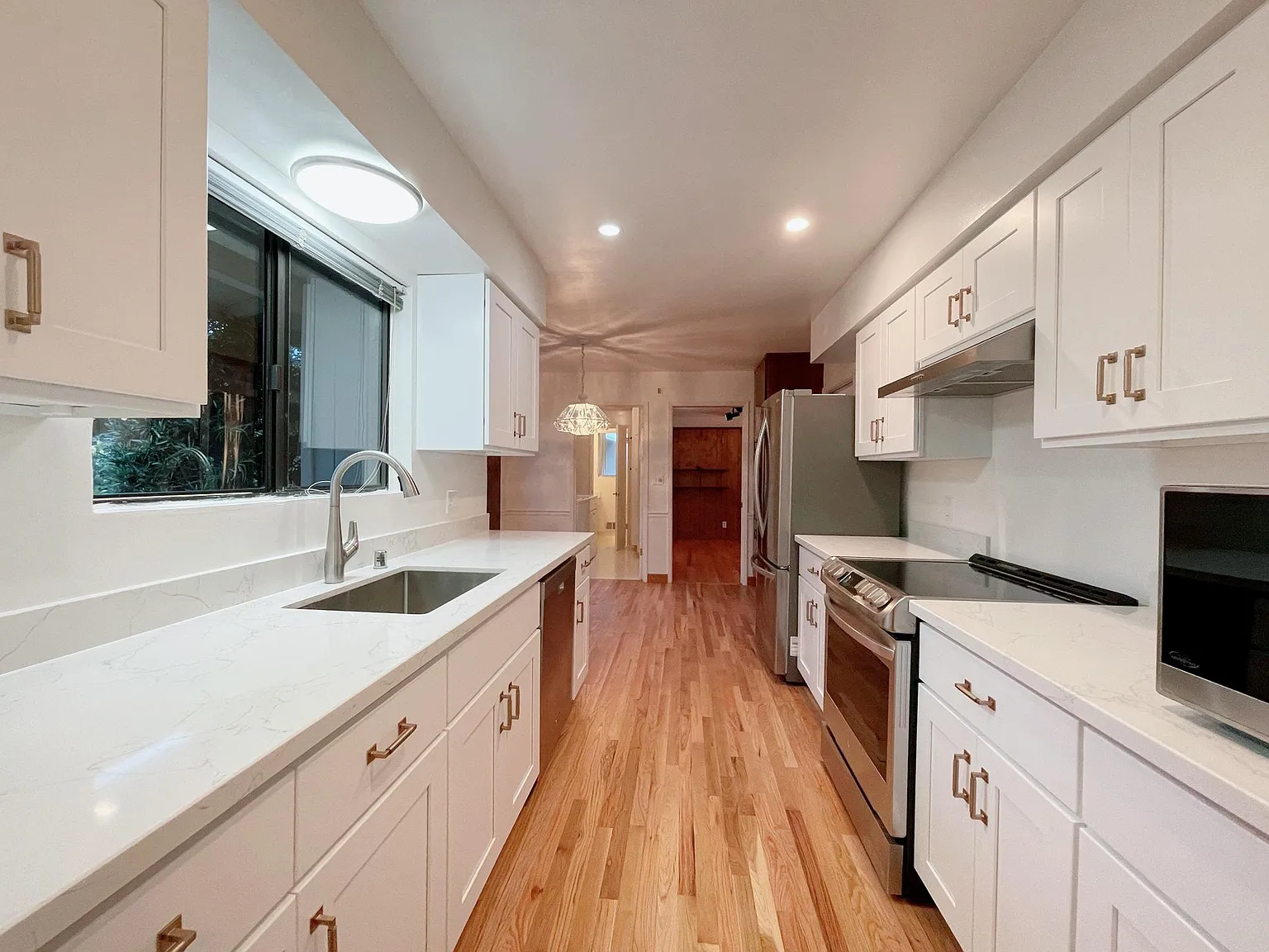 4 bed, 2.5 bath, 2065 sqft, $8,200 — Photo 2