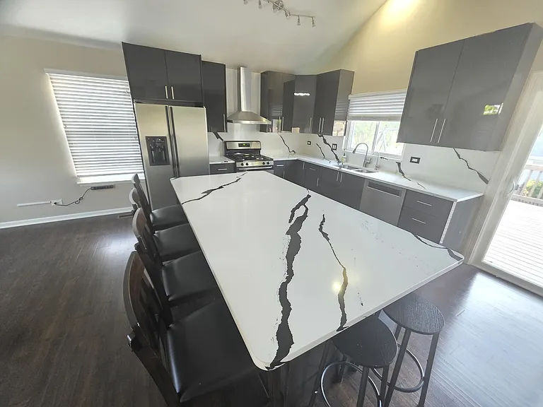 302 Barton Ct — Photo 3