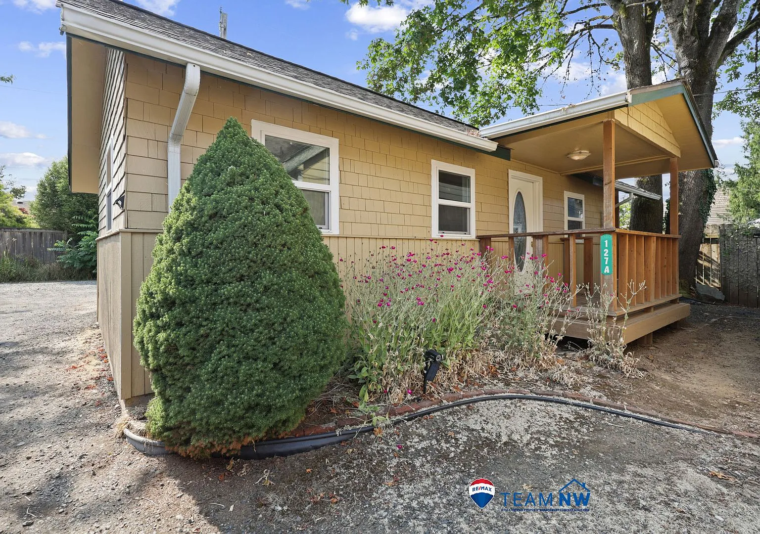 Fantastic location, move in ready! 1 bed, one bath, HUGE kitchen! — Photo 1