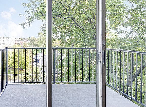 5th image of 907 Curtiss St APT 404