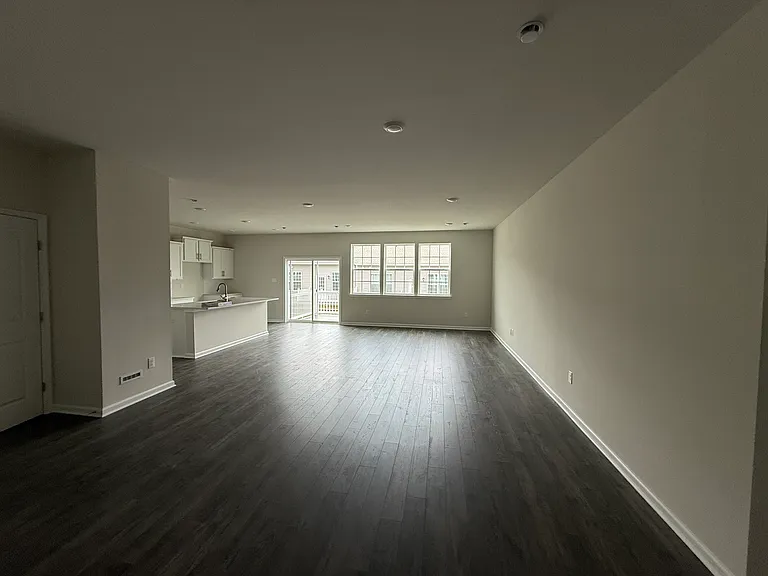41 Victoria Gardens Sq — Photo 3