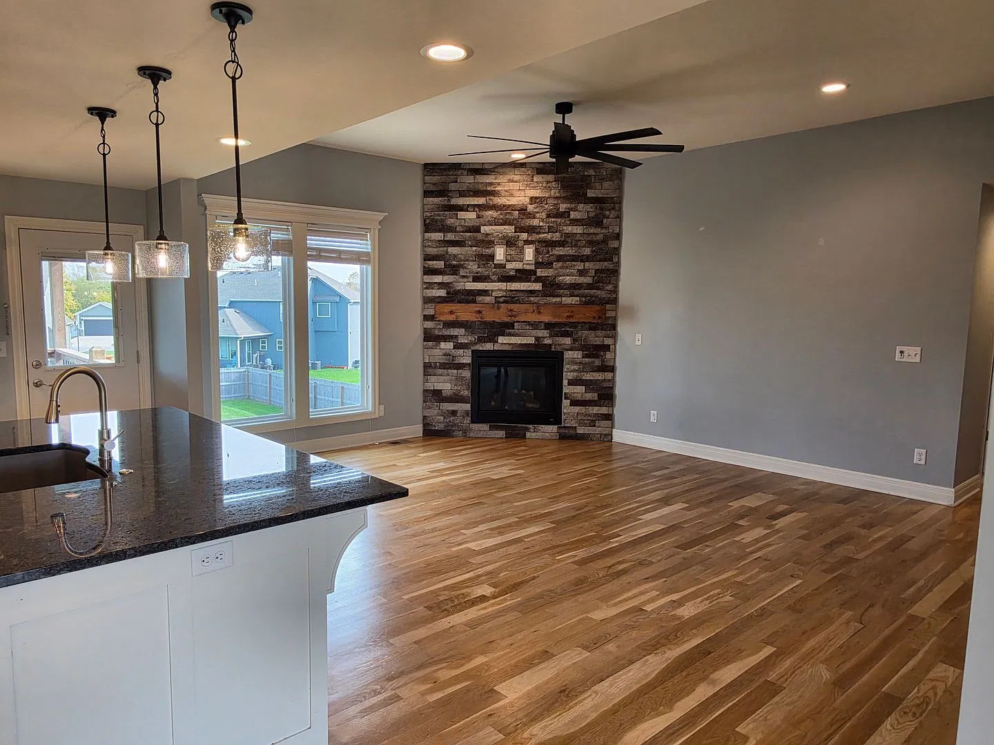 Stunning 4-bedroom, 3-bathroom, Split-Level — Photo 2