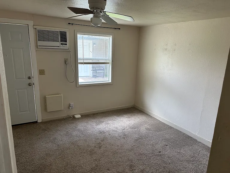 915 W Chestnut St #E — Photo 2