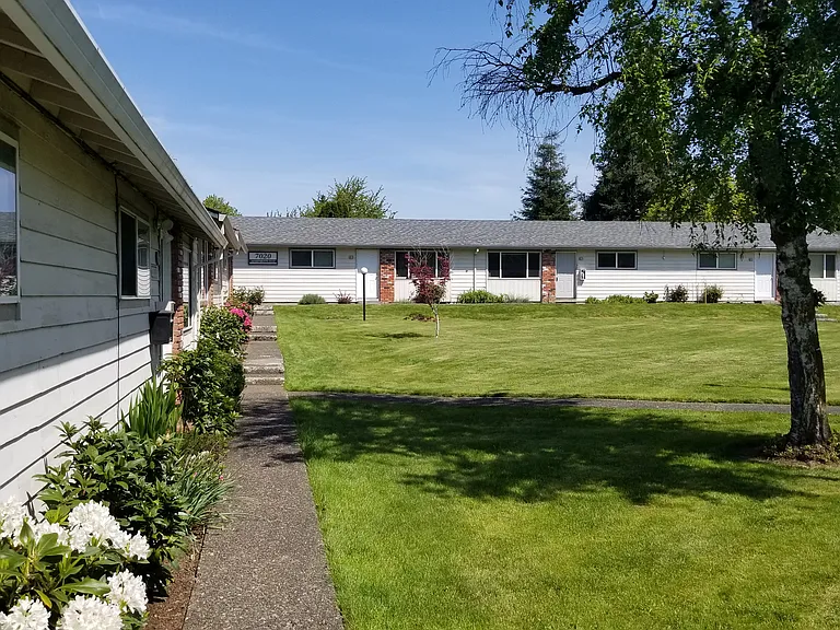 Country Lane Apartments — Photo 16