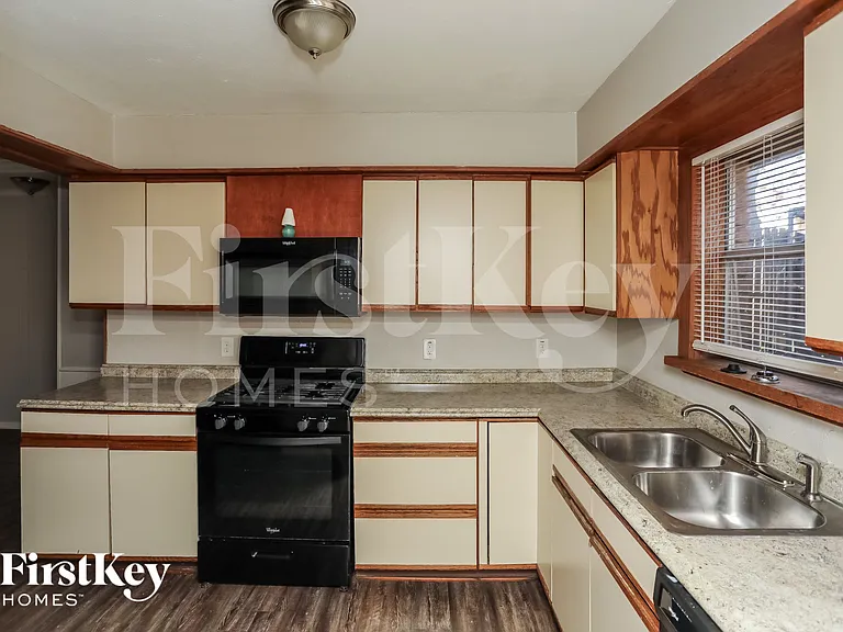 417 Lakeside Dr — Photo 5