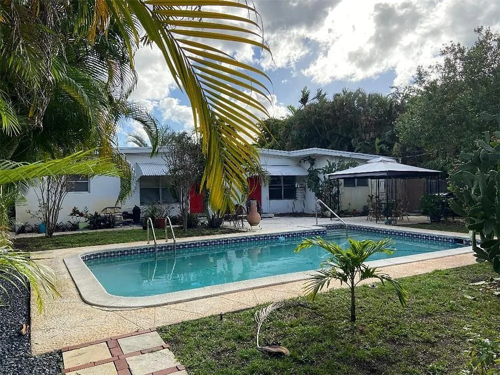 2 bed, 1.0 bath, 1937 sqft, $2,600 — Photo 2