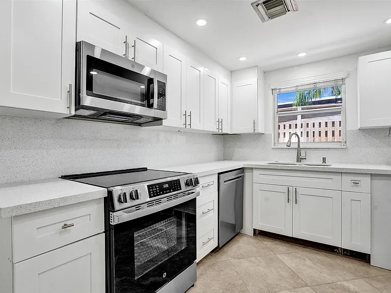 2802 NE 15th Ave — Photo 4