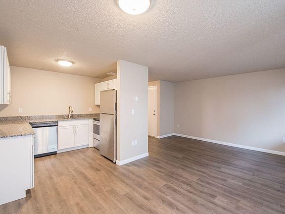 3rd image of 921 12th Ave SE APT 5
