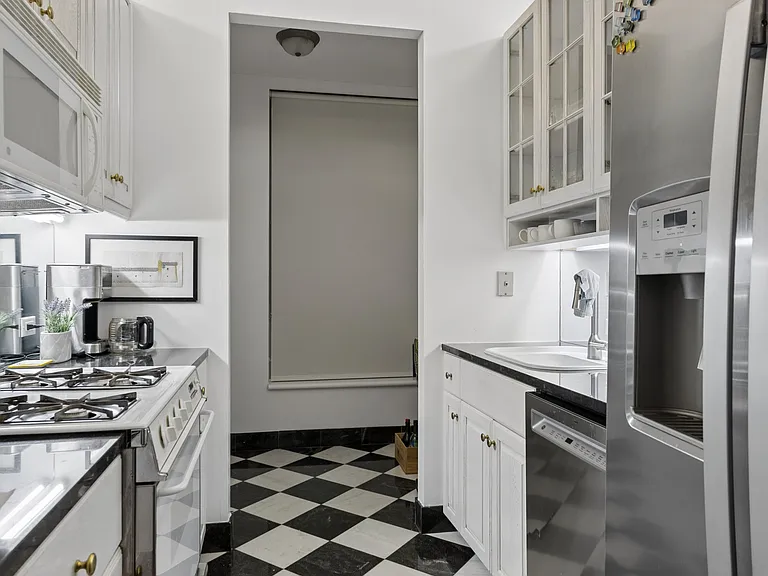 250 E 54th St #18F — Photo 4