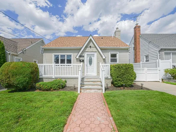 1062 Esther Street, Franklin Square, NY 11010