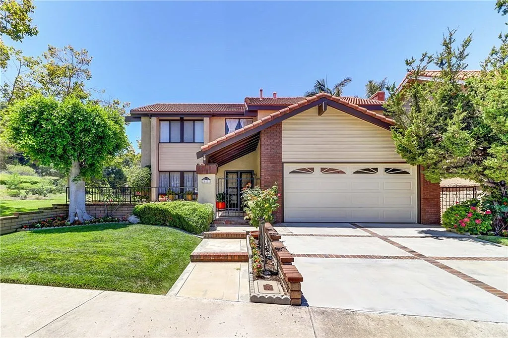 4 bed, 2.5 bath, 2128 sqft, $4,800 — Photo 1
