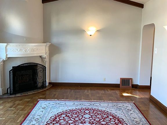 2nd image of 725 Vicente St