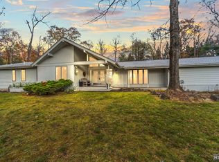 915 Huron Rd, Franklin Lakes, NJ 07417