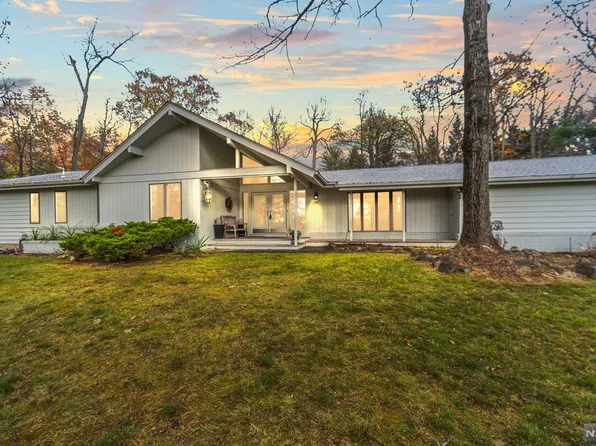 915 Huron Rd, Franklin Lakes, NJ 07417