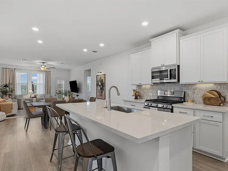 858 Papaya Dr — Photo 1
