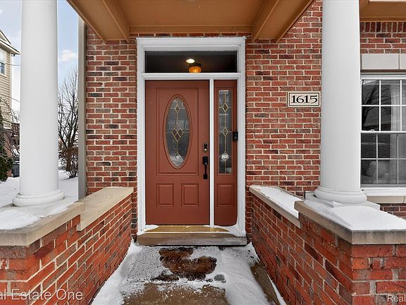 3rd image of 1615 Town Commons Dr