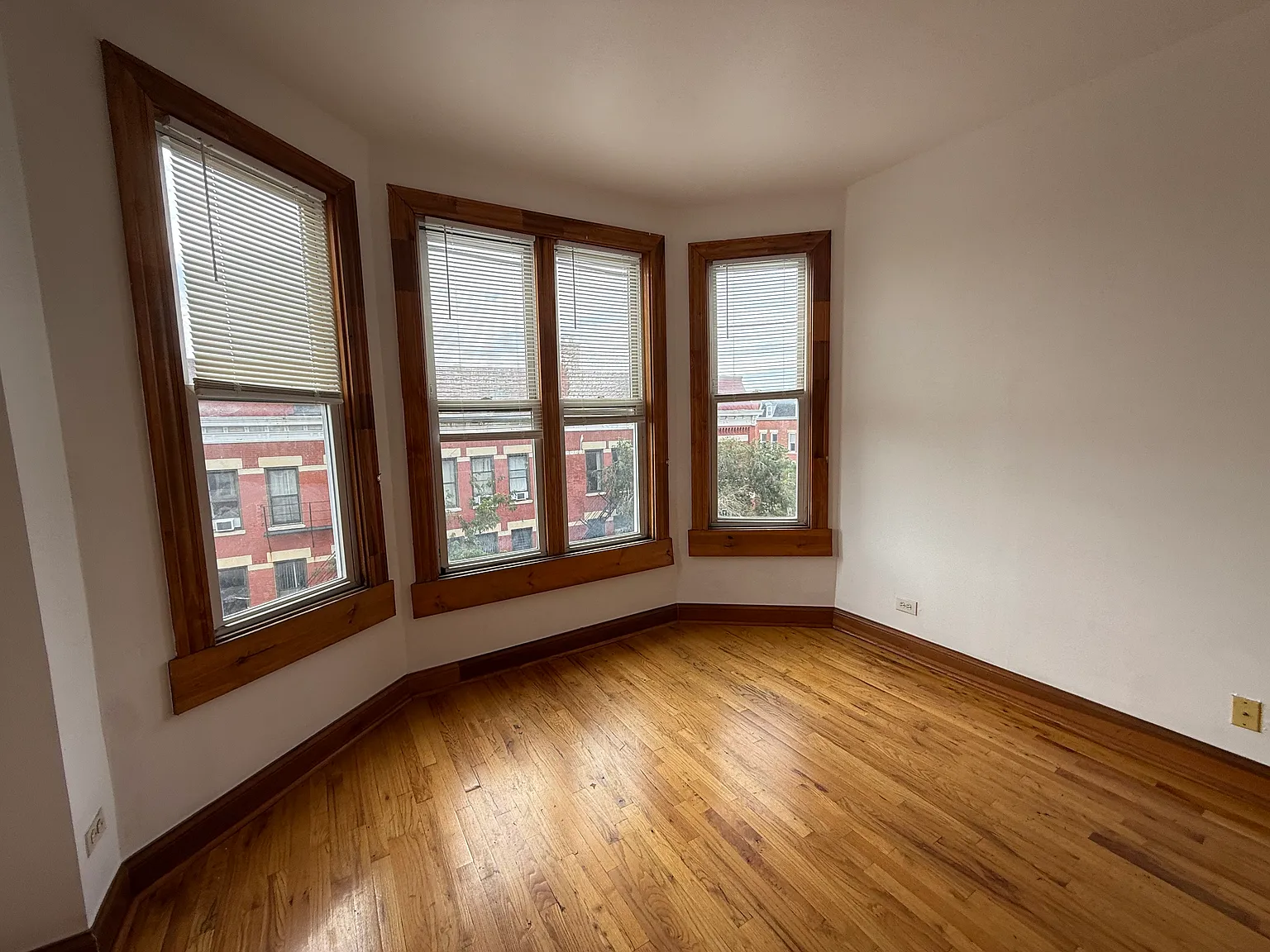 3 bed, 850 sqft, $1,925 — Photo 2