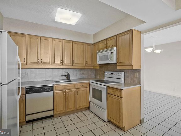 5th image of 3800 Fairfax Dr APT 1306