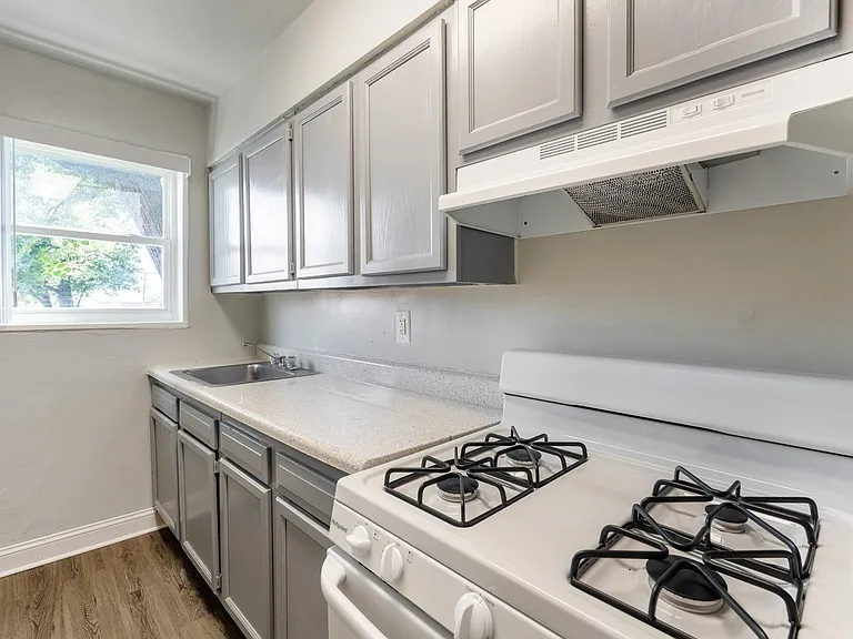 Bedford and Victoria Station Apartments — Photo 11