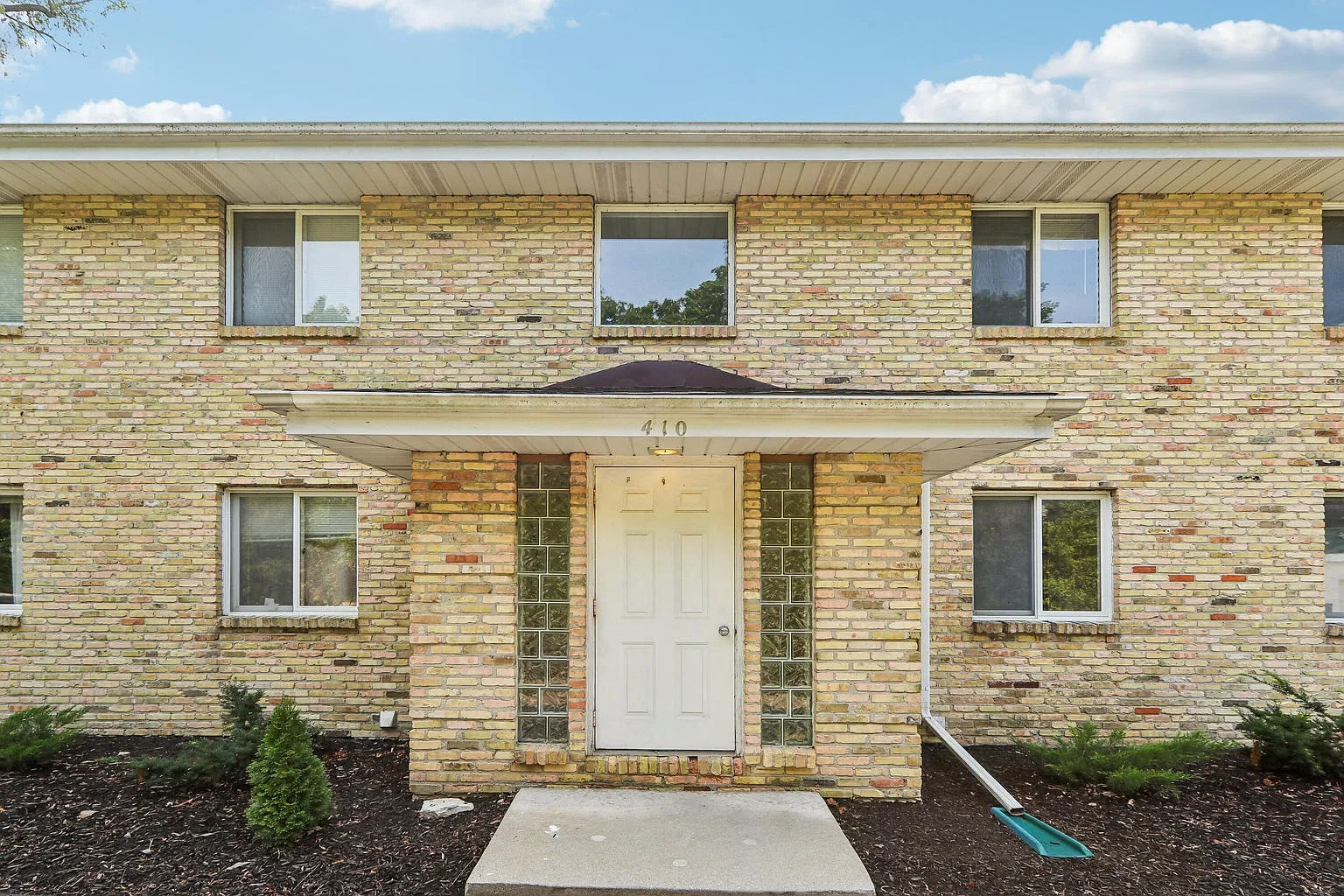 2 bed, 980 sqft, $1,500 — Photo 1