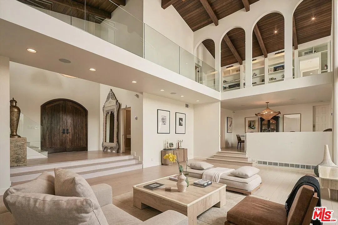 5 bed, 5.5 bath, 4632 sqft, $26,500 — Photo 3