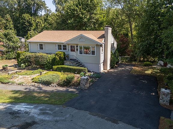3rd image of 14 Crestwood Ln