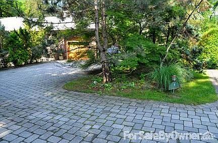 stone horse-shoe shaped driveway : parking can accomodate 6 cars