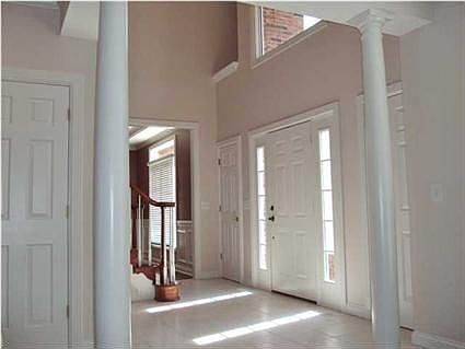 3rd image of 913 Woodridge Ct