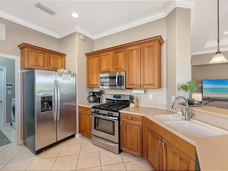 121 Savona Way — Photo 16